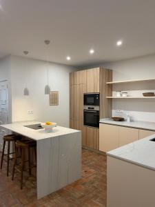 a kitchen with white counters and a white counter top at Vila Antic in Almancil