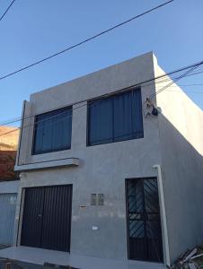 un uomo è sul lato di un edificio di Aconchego a Maceió