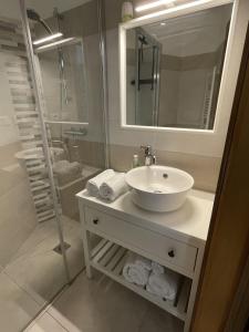 Ένα μπάνιο στο The Green Nest - pool & lake view