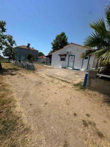 Gallery image of Villa myrodato near beach in Paralía Avdhíron +22 photos