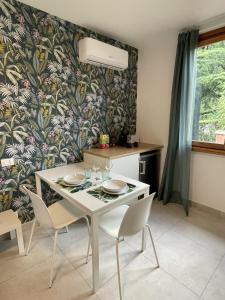 Χώρος καθιστικού στο The Green Nest - pool & lake view