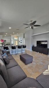 Ruang duduk di Spacious Modern Home, Near UCF, Sleeps 6