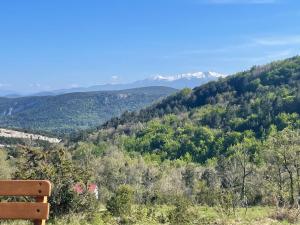 Cubières-sur-CinobleTiny House en bois的坐在山顶的木凳