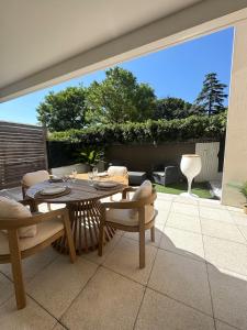 Patio nebo venkovní prostory v ubytování Appartement Cosy avec jardin Suite Enigma