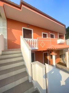 Bygningen som feriehuset ligger i + 18 billeder