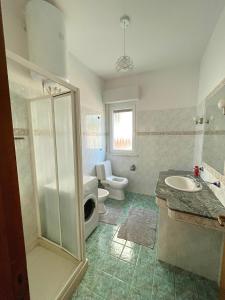 Et badeværelse på Villa Joli - 120sqm - 3 Bedroom - 2 Baths House with Yard & Parking in Central Vlore