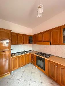 Køkken eller tekøkken på Villa Joli - 120sqm - 3 Bedroom - 2 Baths House with Yard & Parking in Central Vlore