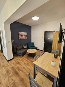una sala de estar con una mesa y un sofá en Ehad Haam Urban Suite, en Haifa 20 fotos más