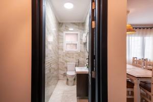 Vannas istaba naktsmītnē The 2BDR Compelling Condo 5 min to CAI Airport