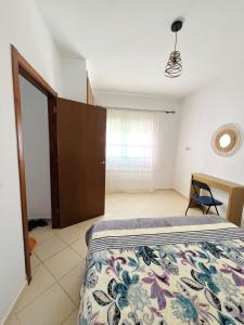 Voodi või voodid majutusasutuse Appartement centre oued laou avec piscine été toas