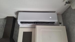 un forno a piano cottura bianco, posto in cucina di Cosy Appart - Clim - Balcon - Parking - Spacieux T2 - Proche Eurexpo Stade a Saint-Priest