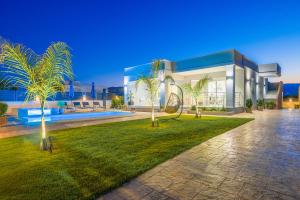 Κήπος έξω από το Oreal Luxury Villa