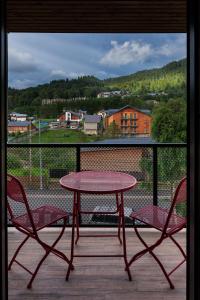 Vista generica sulle montagne o vista sulle montagne dall'interno dell'hotel