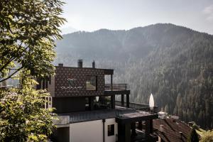 a building with a view of a mountain at Apartments Aois 4 Elements Suites in La Valle
