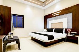 a bedroom with a large bed in a room at Hotel O Yuvraj Dhage Plot Shivshakti Maidan in Bārsi +24 photos