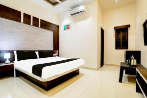 Ένα ή περισσότερα κρεβάτια σε δωμάτιο στο Hotel O Yuvraj Dhage Plot Shivshakti Maidan