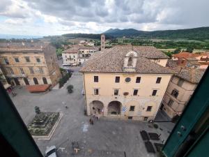 una vista aerea di un edificio in una città di Mansarda Tacconi Sarteano a Sarteano
