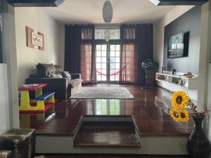 a living room with a couch and a table at Casa Elegante de Alto Padrão in Barcarena