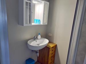 un bagno con lavandino e specchio di Mansarda Tacconi Sarteano a Sarteano Altre 19 foto