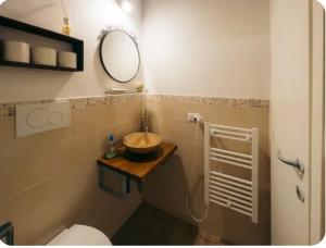 アルティミーノにあるBilocale Artimino campagna toscanaの洗面台、鏡、トイレ付きのバスルーム +2枚の写真