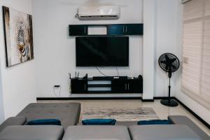 TV a/nebo společenská místnost v ubytování Great Blue Heron Modern Apartment