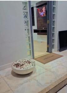 eine Pizza auf einer Theke in einem Raum in der Unterkunft Casa Vila Santa Cecília - No Centro da Cidade in Volta Redonda