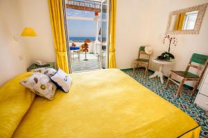 Postel nebo postele na pokoji v ubytování Hotel La Sirenella + 15 fotografií