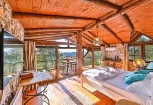 Un dormitorio con una cama en una habitación con ventanas. en Kale Lodge - Adult Only + 15, en Kas