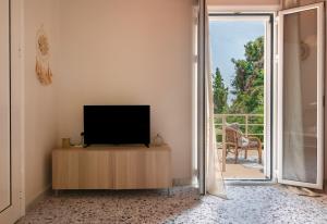 Μια τηλεόραση ή/και κέντρο ψυχαγωγίας στο Villa Mikalef