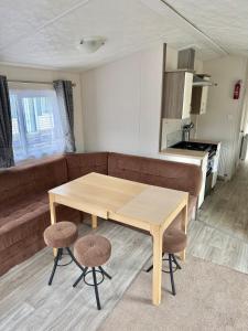 Kuchyň nebo kuchyňský kout v ubytování Four-bed Delta Caravan, Uddingston, Glasgow Located in Uddingston, Glasgow at Maryville Caravan Site