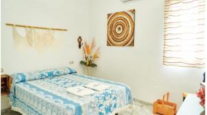 ein Schlafzimmer mit einem Bett, auf dem zwei Handtücher liegen in der Unterkunft Casa rural El Parral in Bedmar + 21 Fotos