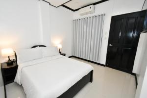 Una cama o camas en una habitación de Swiftlets Inn