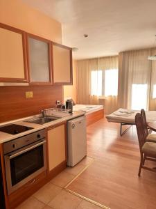 Η κουζίνα ή μικρή κουζίνα στο PM Services Flora Apartments