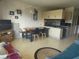 Dapur atau dapur kecil di Bel appartement T2 avec vue et balcon à Barcelonnette - FR-1-804-27