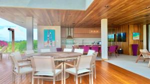 a kitchen and dining room with a table and chairs at Casa com Vista MAR e LAGO em Alphaville Guarajuba in Barra de Jacuípe