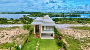 an aerial view of a house on a beach at Casa com Vista MAR e LAGO em Alphaville Guarajuba in Barra de Jacuípe