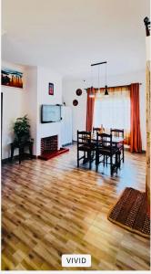 Una sala de estar con una mesa y un comedor. en Eropia peaceful home in arusha Town, KIjenge & Njiro, en Arusha