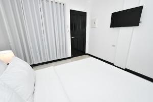 Una televisión o centro de entretenimiento en Swiftlets Inn