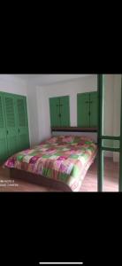 Sidi Yahia az ZaʼerにあるGreen houseの緑のヘッドボードとベッドのある寝室 +5枚の写真
