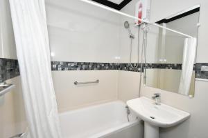 Un baño de Swiftlets Inn 7 fotos más