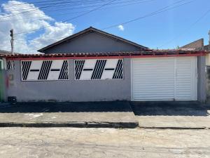 a garage with a sign on the side of it at Casa em Prado Bahia in Prado