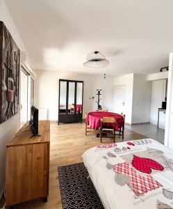 Postel nebo postele na pokoji v ubytování Vue Mont-Blanc aux pieds des pistes - location cozy pour 2 personnes