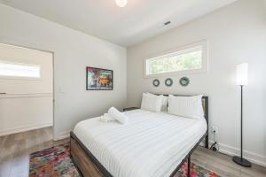 Postel nebo postele na pokoji v ubytování Queen City 4BR 3BA Retreat