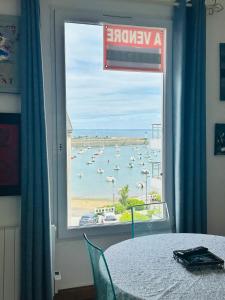 サン・ケ・ポルトリユーにあるAppartement vue merの水上ボートが浮かぶ港の景色を望む窓
