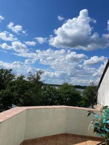 Blick auf einen blauen Himmel mit weißen Wolken in der Unterkunft Przystań Ostróda - pokoje i apartamenty in Ostróda + 6 Fotos