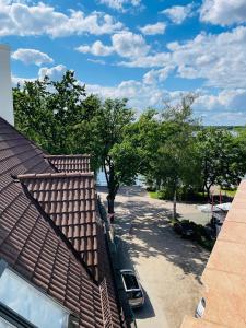 Draufsicht auf das Dach eines Gebäudes mit einem Auto in der Unterkunft Przystań Ostróda - pokoje i apartamenty in Ostróda