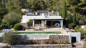 een villa met een zwembad en een huis bij Finca del Cielo in San Jose