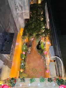 - une vue sur le jardin agrémenté de plantes et de fleurs dans l'établissement The Little Ha Noi 5 Bedrooms Large Yard Balcony, à Hanoï