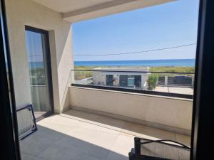 a balcony with a view of the ocean at Suite Pool Golful Francez in Schitul