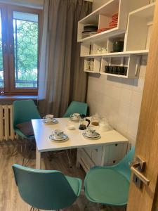 Habitación con mesa y sillas verdes en Wzgórze Czwartek, en Lublin 12 fotos más